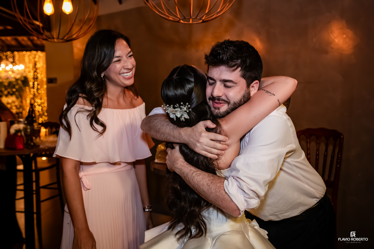 Momento emocionante de abraço entre familiares durante a festa de casamento realizada no Sítio Tangaroa em Taubaté.