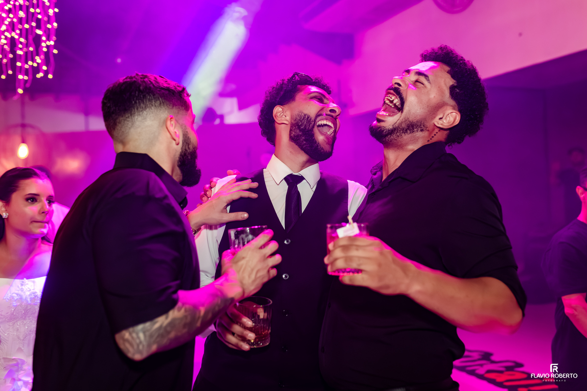 Amigos do noivo celebrando com muita alegria e descontração na pista de dança do casamento no Sítio Tangaroa em Taubaté.