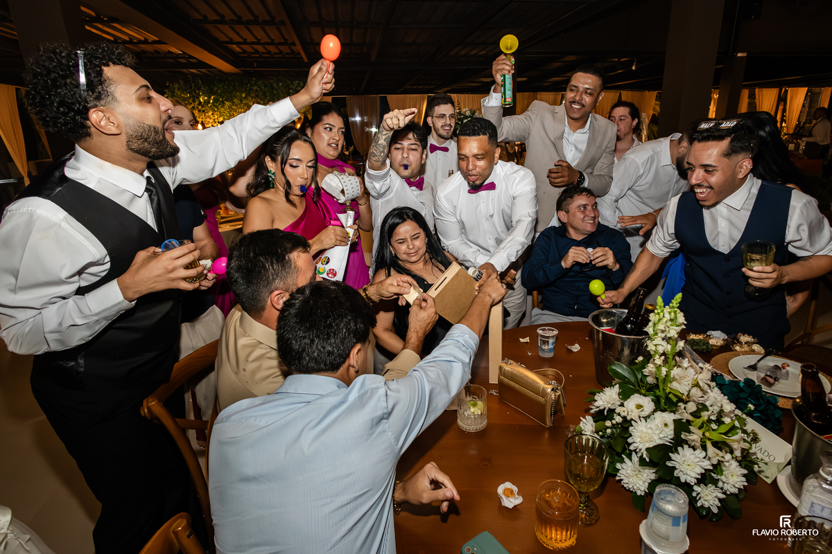 Convidados participando de brincadeiras e momentos divertidos durante a recepção de casamento no Sítio Tangaroa em Taubaté.