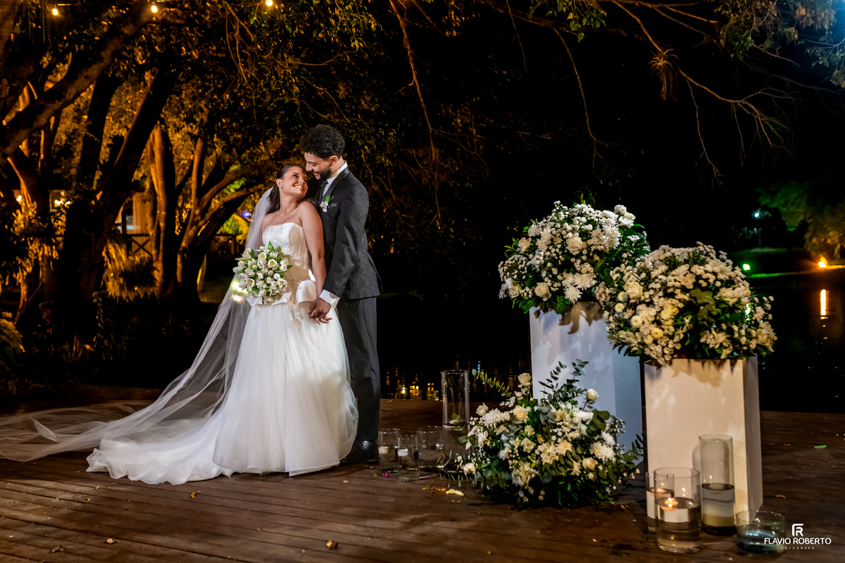 oivos durante ensaio de casamento noturno no Sítio Tangaroa em Taubaté, cercados pela natureza e iluminação romântica.