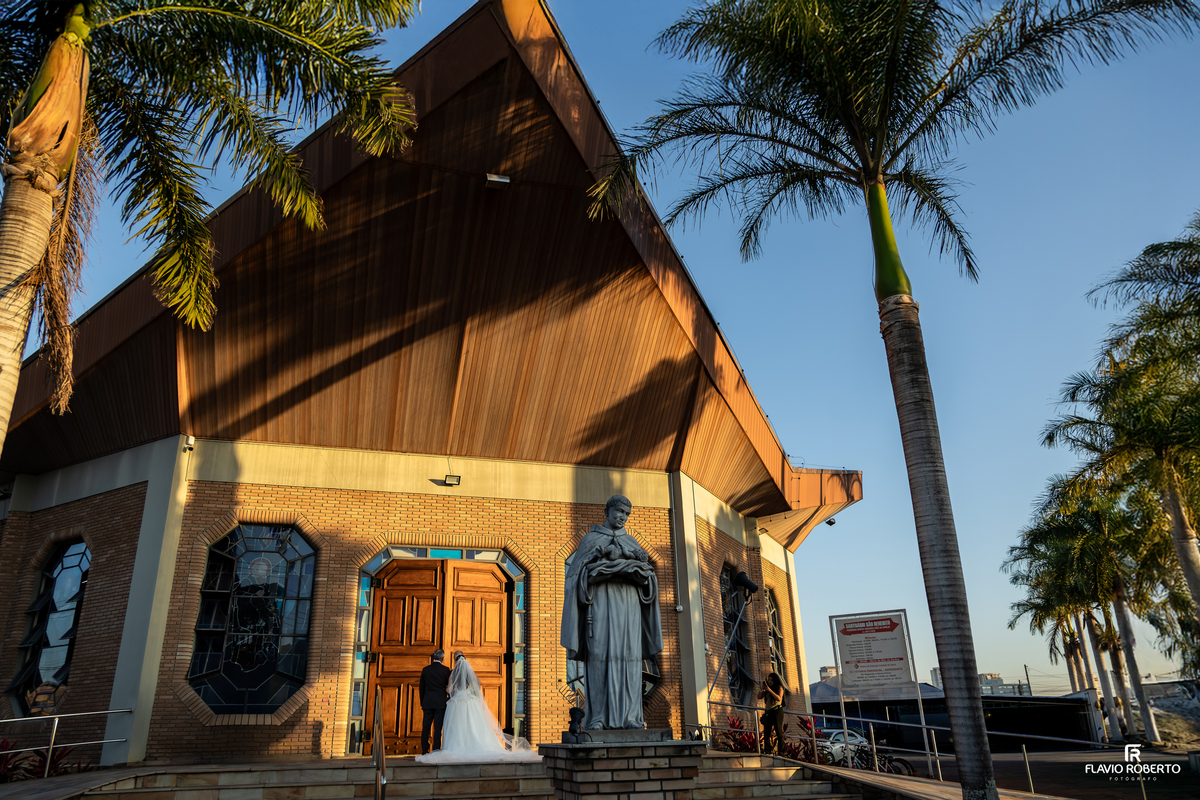 Fachada do Santuário São Benedito, tradicional igreja para casamentos em Taubaté.