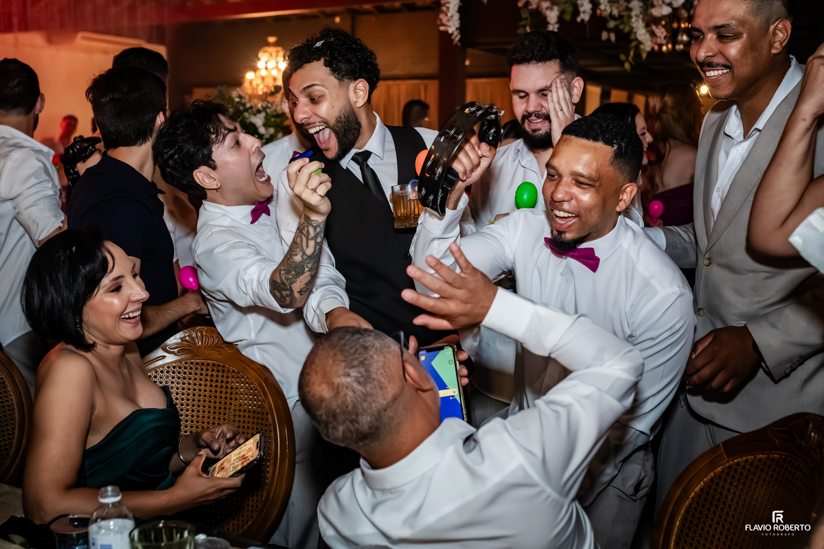 Grupo de amigos comemorando e interagindo durante uma animada festa de casamento no Sítio Tangaroa em Taubaté.
