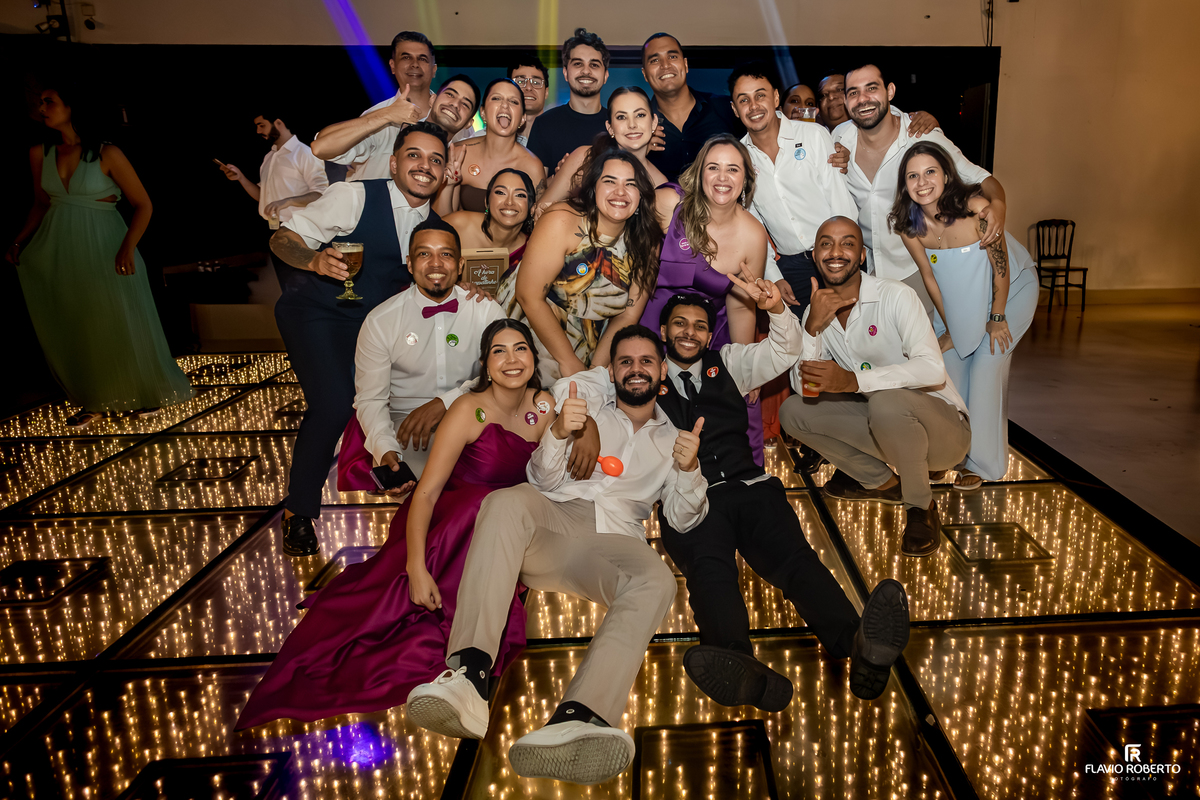 Foto em grupo reunindo amigos e familiares durante a festa de casamento realizada no Sítio Tangaroa em Taubaté.