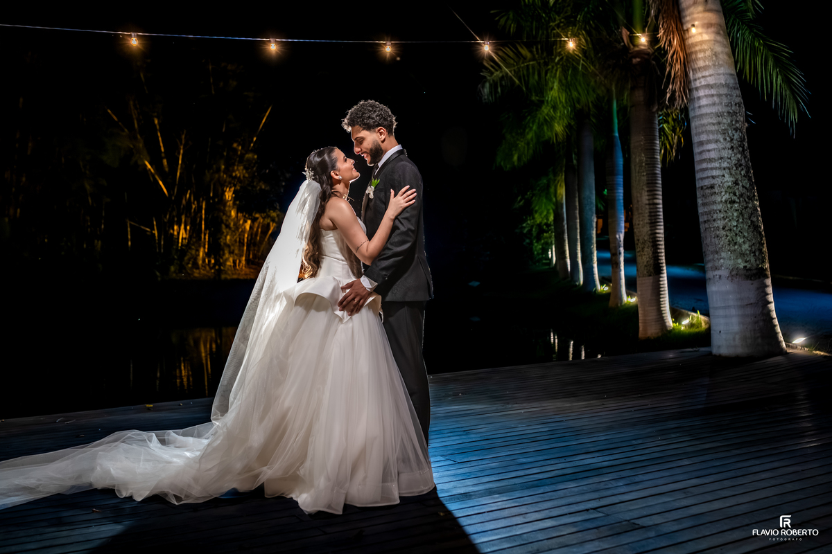 Ensaio de casal após a cerimônia de casamento no Sítio Tangaroa em Taubaté.