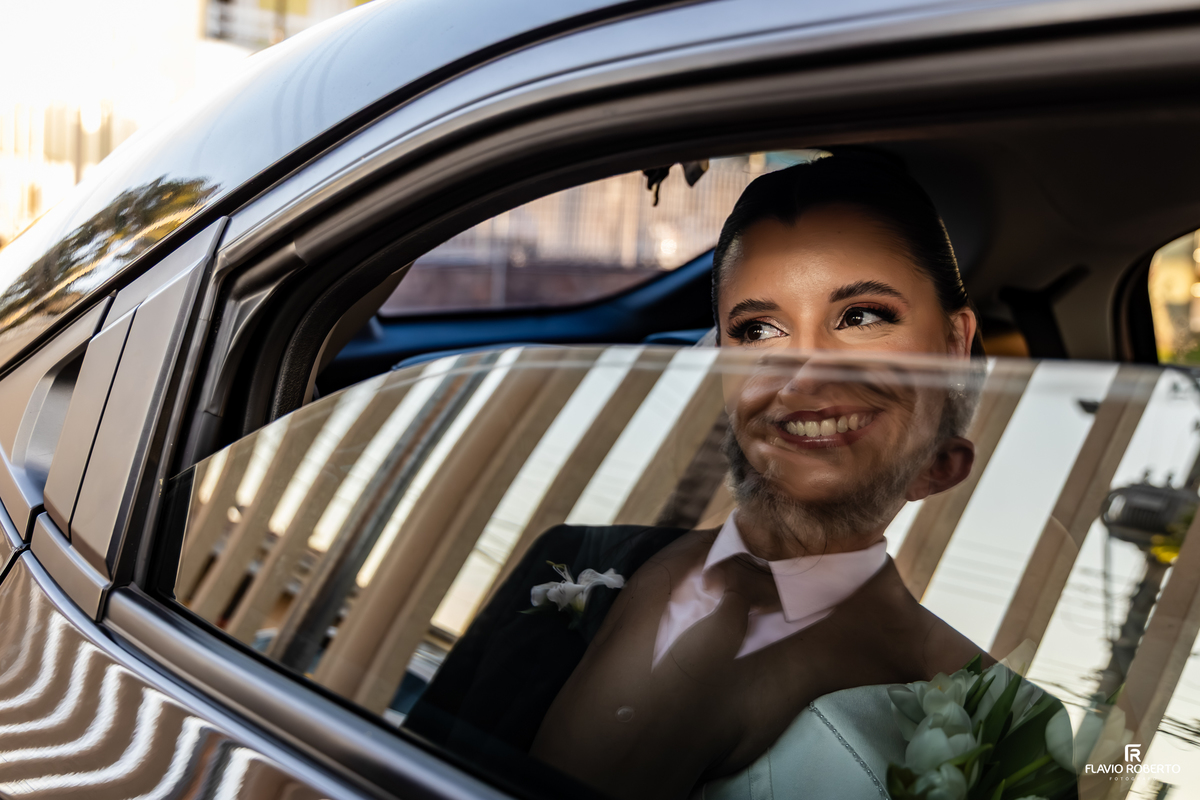 Noiva chegando ao Santuário São Benedito para cerimônia de casamento em Taubaté.