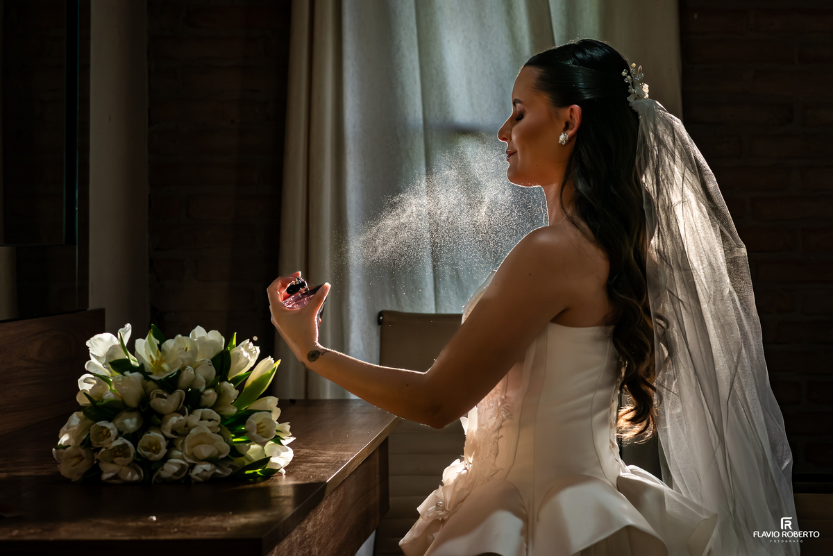 Noiva passando perfume durante o Making Of no Sitio Tangaroa em Taubate.