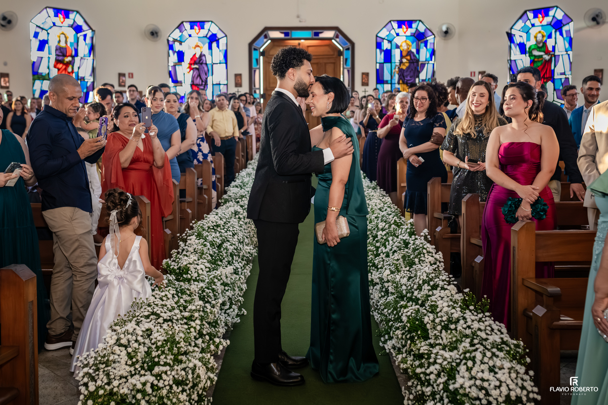 Noivo abraçando a mãe durante a cerimônia de casamento no Santuário São Benedito.