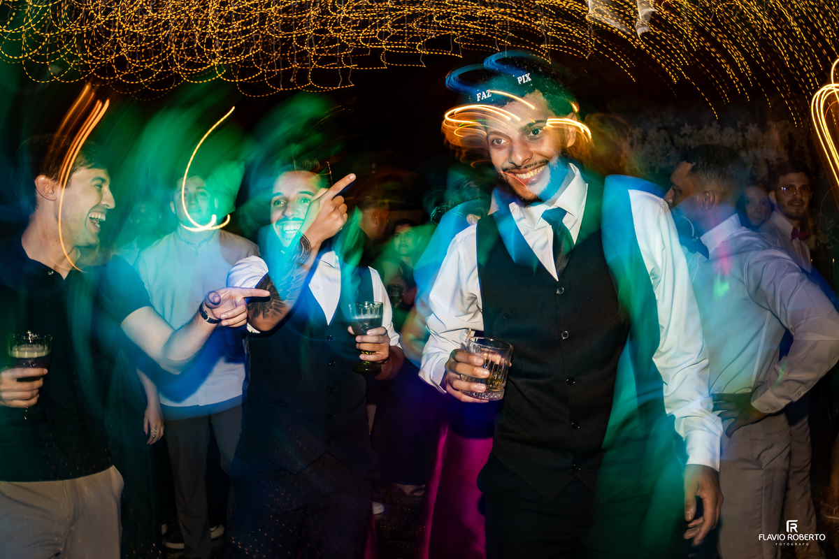 Noivo se divertindo com amigos durante a pista de dança em uma festa de casamento cheia de energia no Sítio Tangaroa em Taubaté.