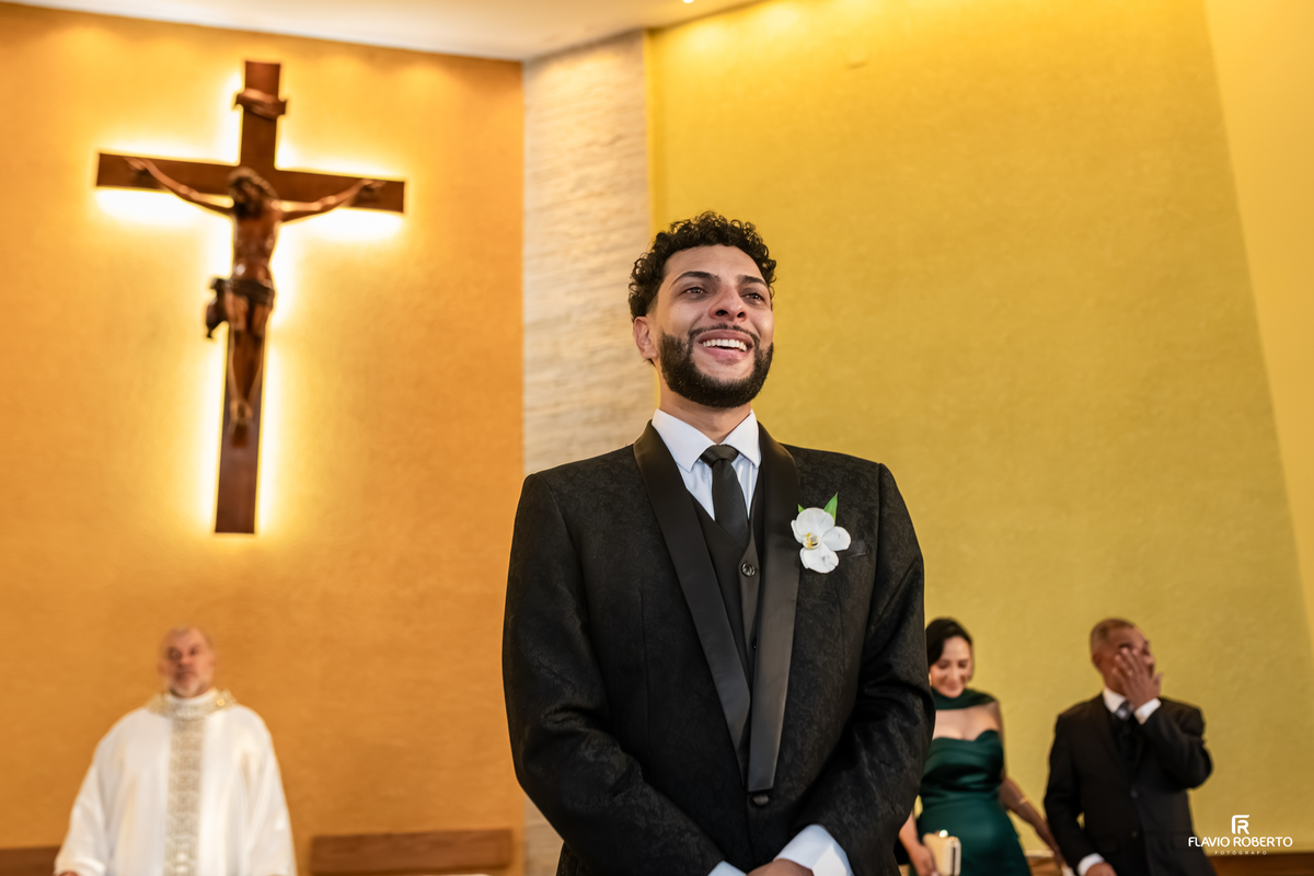 Noivo emocionado no altar durante casamento no Santuário São Benedito.