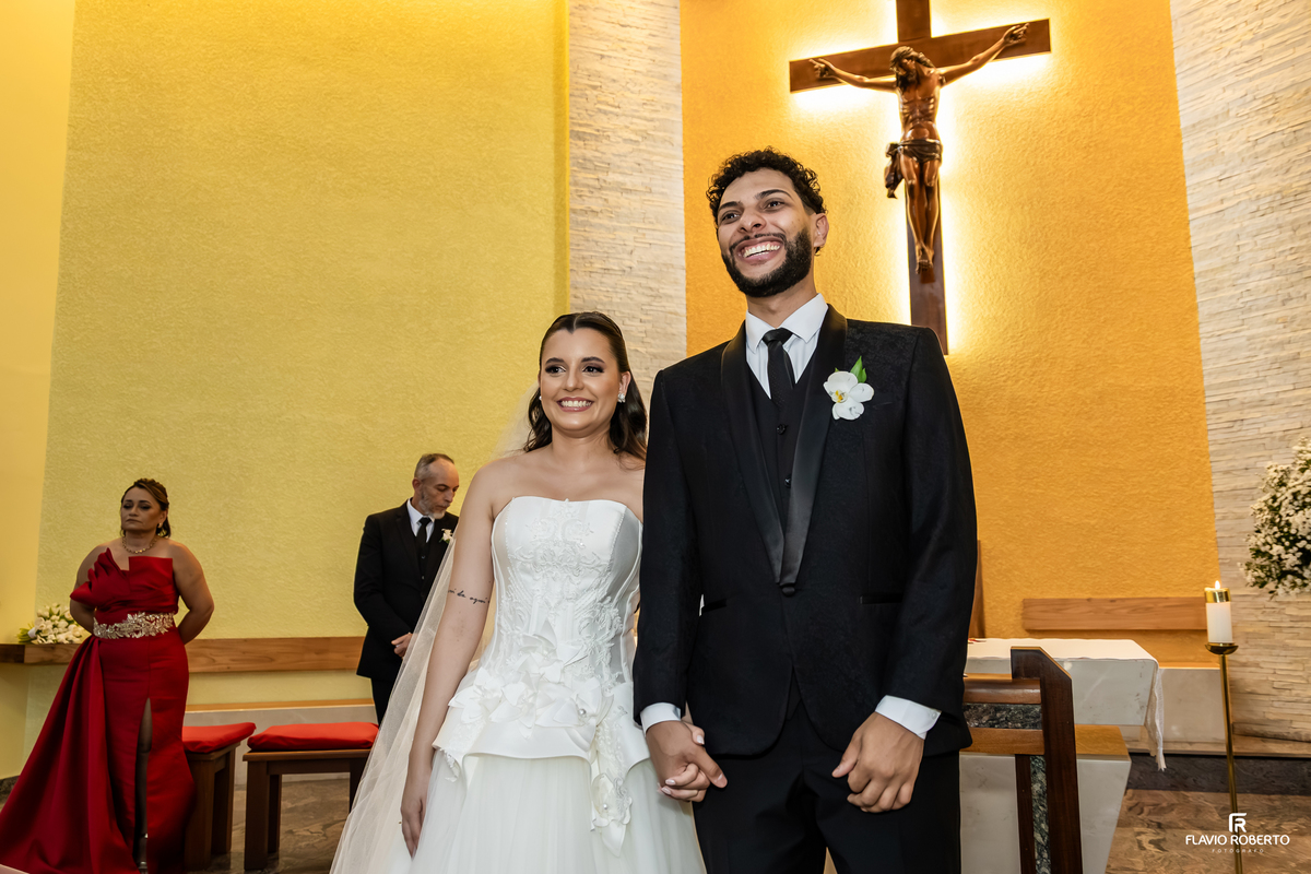 Noivos diante do altar durante cerimônia religiosa no Santuário São Benedito.