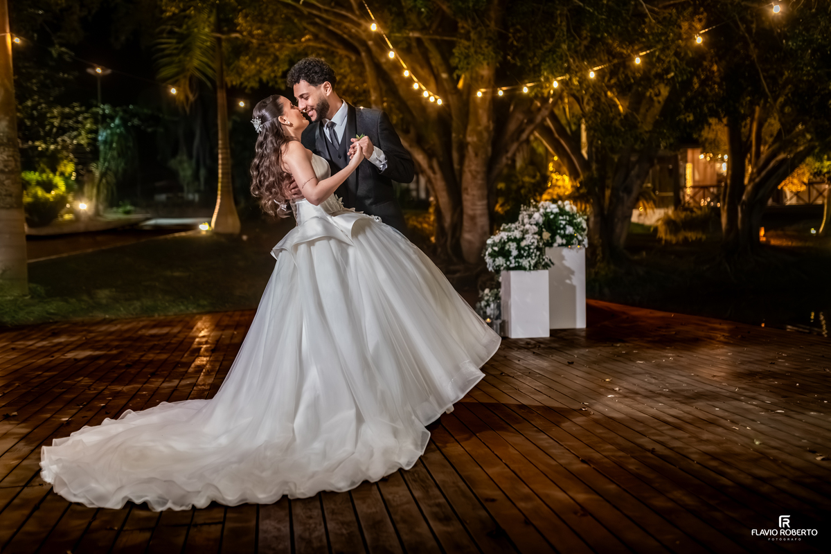 Noivos celebrando o casamento em ensaio romântico no Sítio Tangaroa em Taubaté.