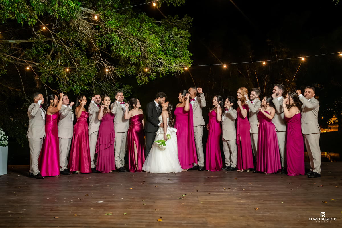 Noivos e padrinhos reunidos para foto oficial de casamento no Sítio Tangaroa em Taubaté.
