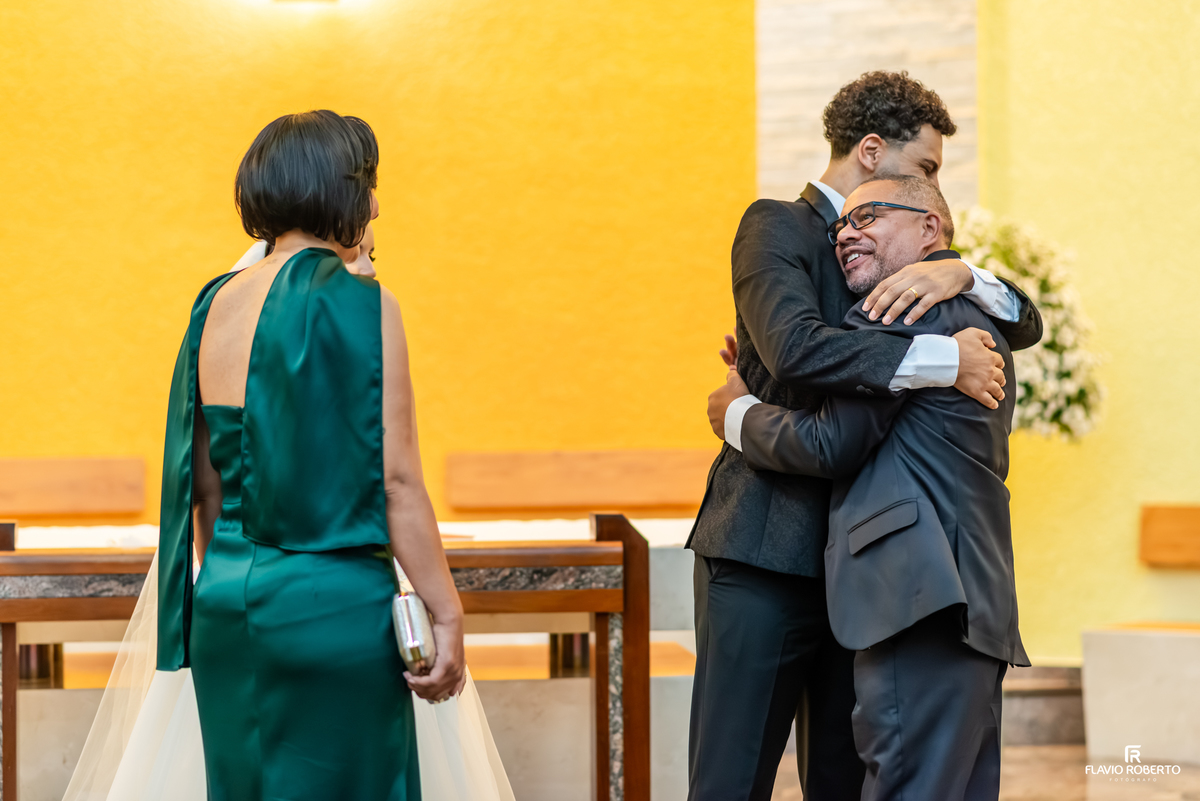 Pais cumprimentando os noivos após a cerimônia religiosa no Santuário São Benedito.