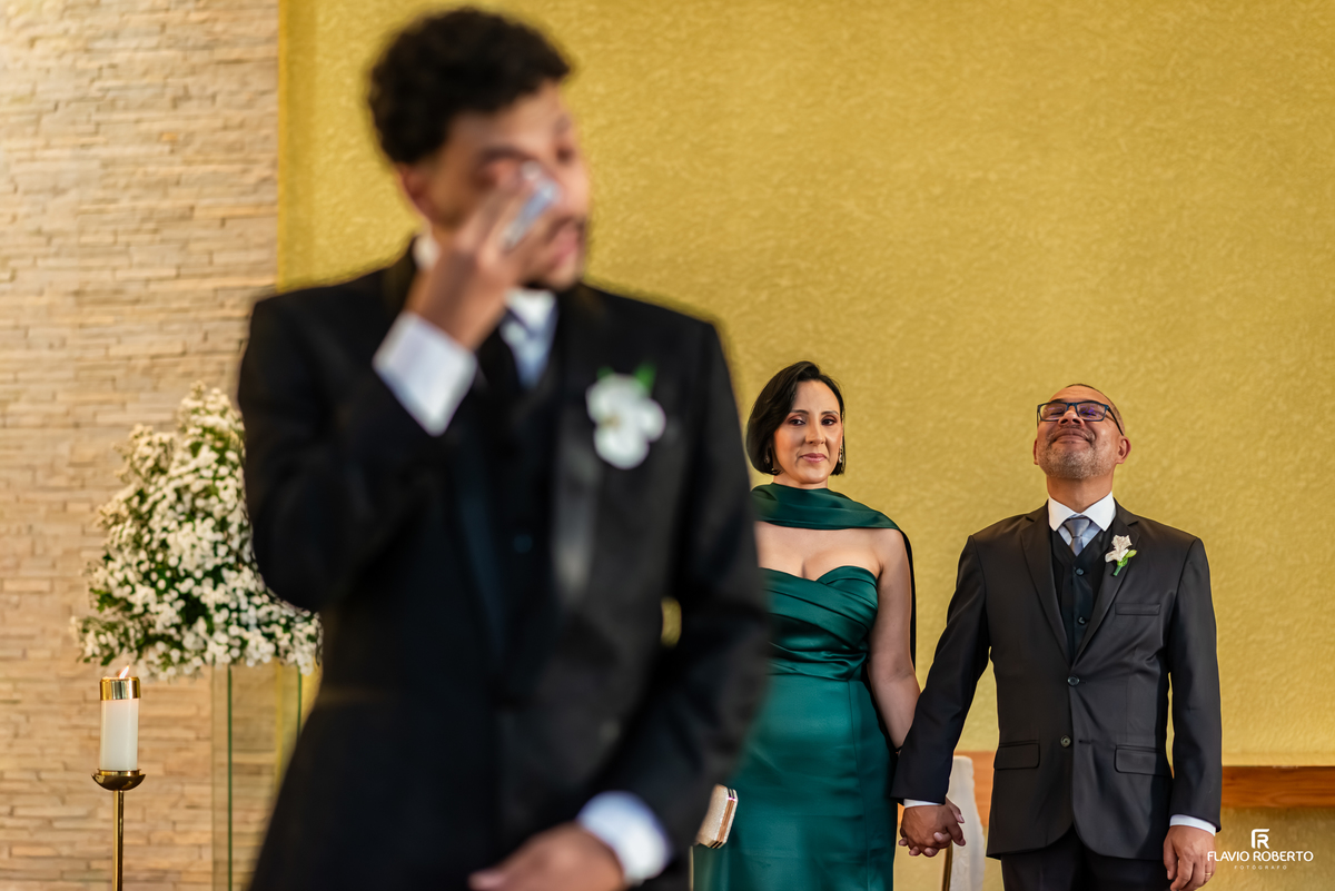 Pais do noivo emocionados durante a cerimônia religiosa no Santuário São Benedito.