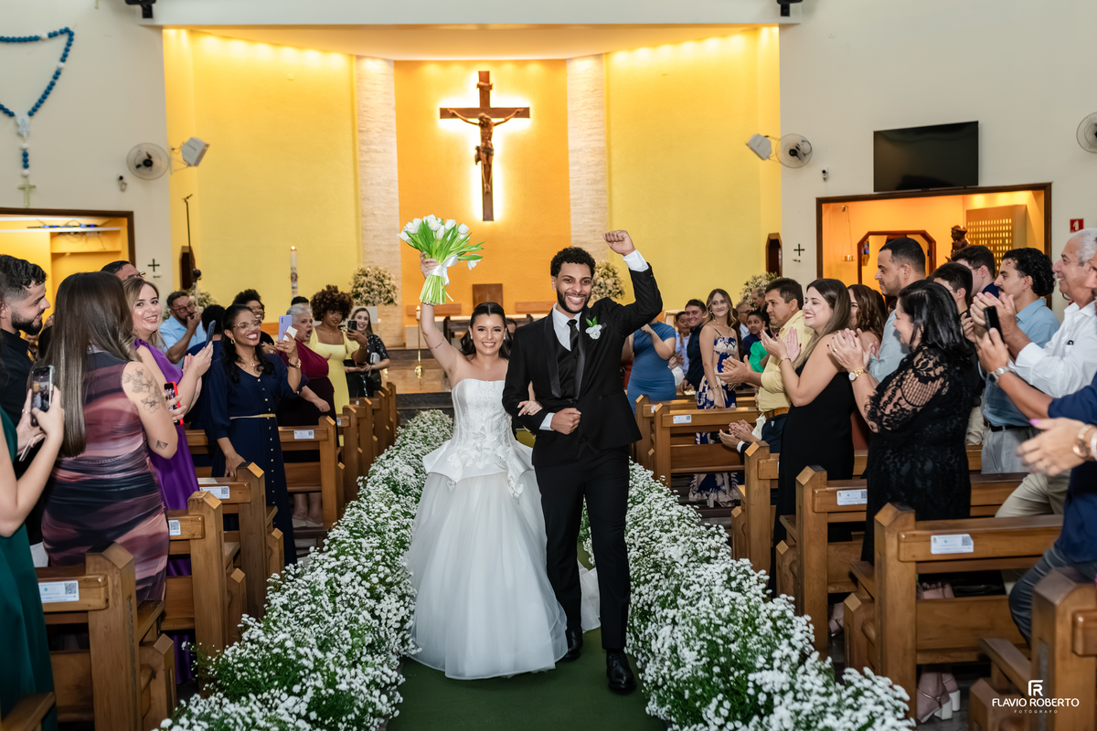 Saída triunfal dos noivos após o casamento no Santuário São Benedito em Taubaté.