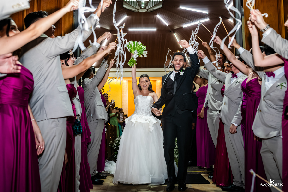 Saída triunfal dos noivos após o casamento no Santuário São Benedito em Taubaté.