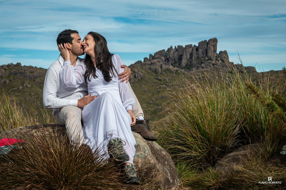Jane e Vitor trocando carinho durante pré wedding nas montanhas do Itatiaia.