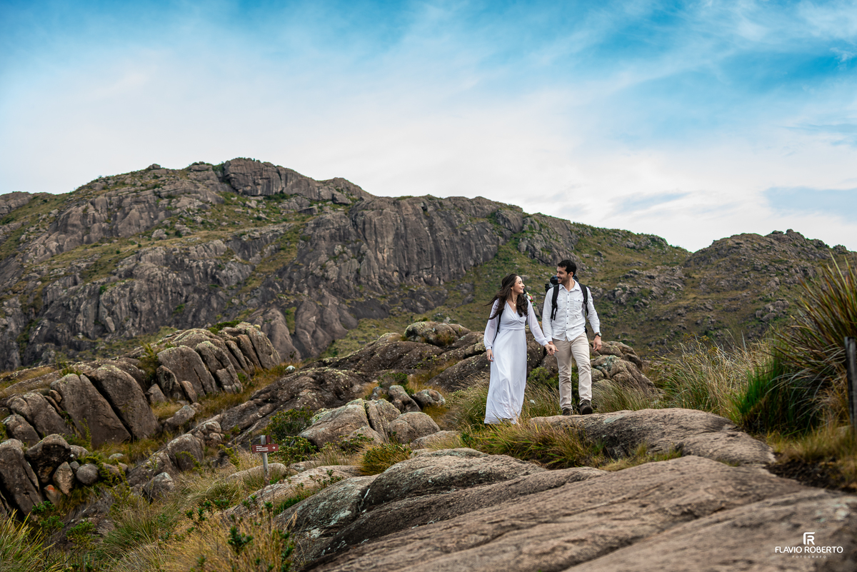 Jane e Vitor caminhando entre formações rochosas durante ensaio de casal no Itatiaia.