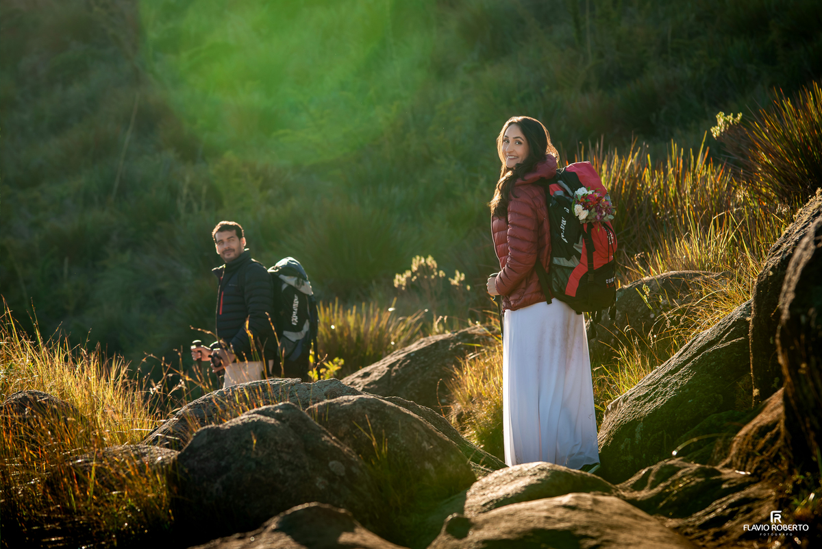 Casal caminhando por trilha de montanha durante ensaio Pré Wedding no Parque Nacional do Itatiaia.