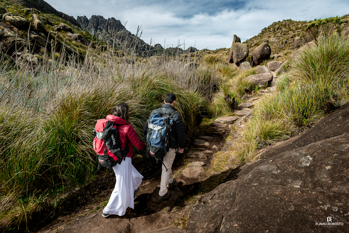 Casal caminhando pelas trilhas do Pico das Agulhas Negras durante ensaio pré wedding.