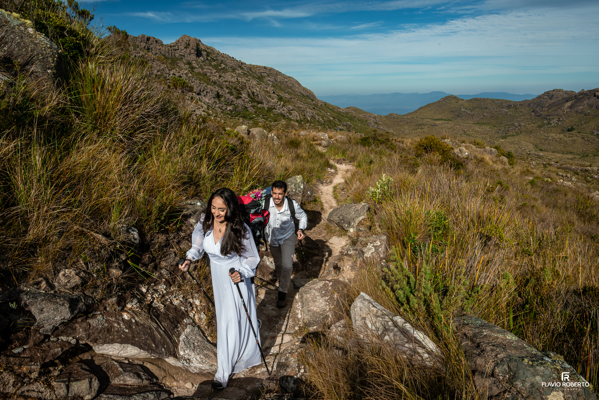 Jane e Vitor realizando trilha nas montanhas do Parque Nacional do Itatiaia.