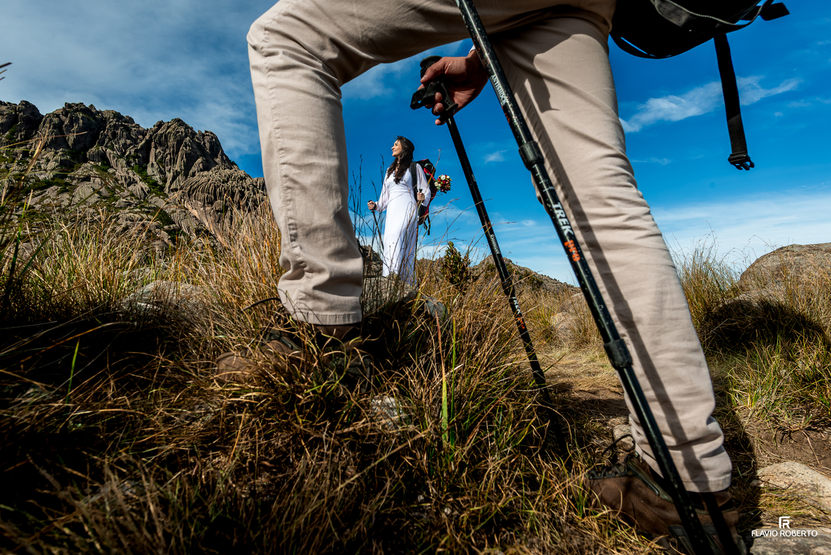 Jane e Vitor durante ensaio Pré Wedding nas trilhas do Pico das Agulhas Negras, no Parque Nacional do Itatiaia.