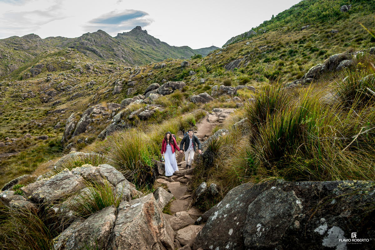 Casal caminhando entre montanhas durante pré wedding no Parque Nacional do Itatiaia.