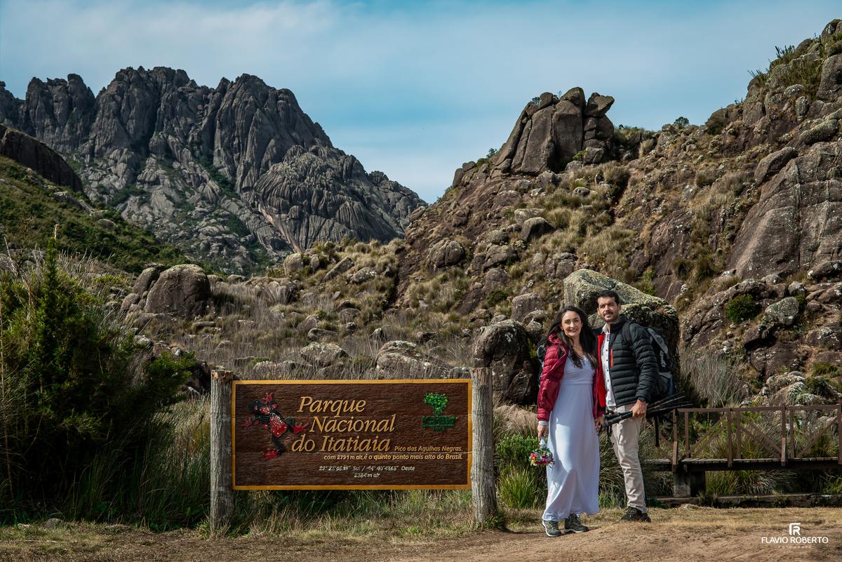 Jane e Vitor iniciando o pré wedding no Pico das Agulhas Negras no Parque Nacional do Itatiaia.