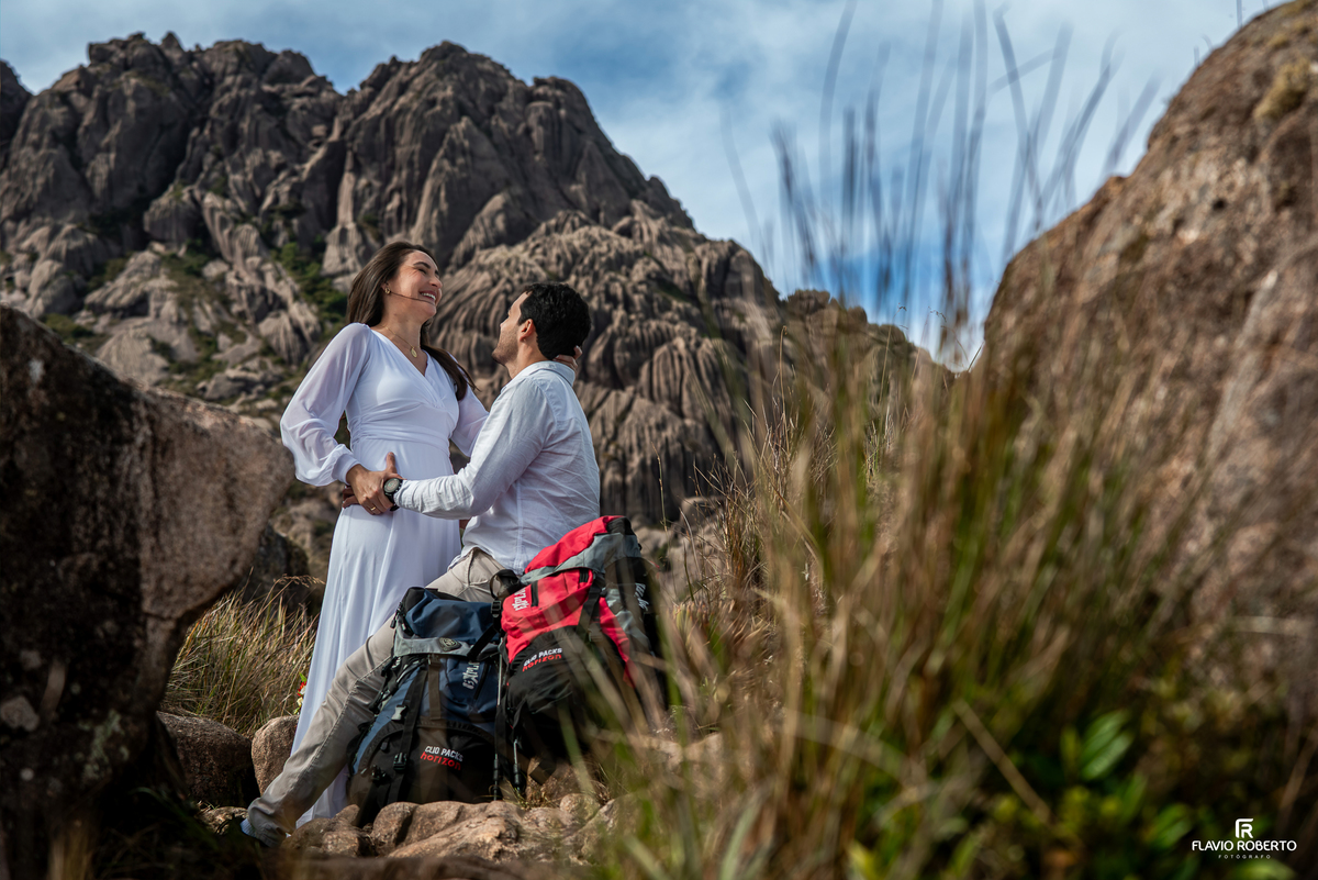 Jane e Vitor em momento romântico com o Pico das Agulhas Negras ao fundo.