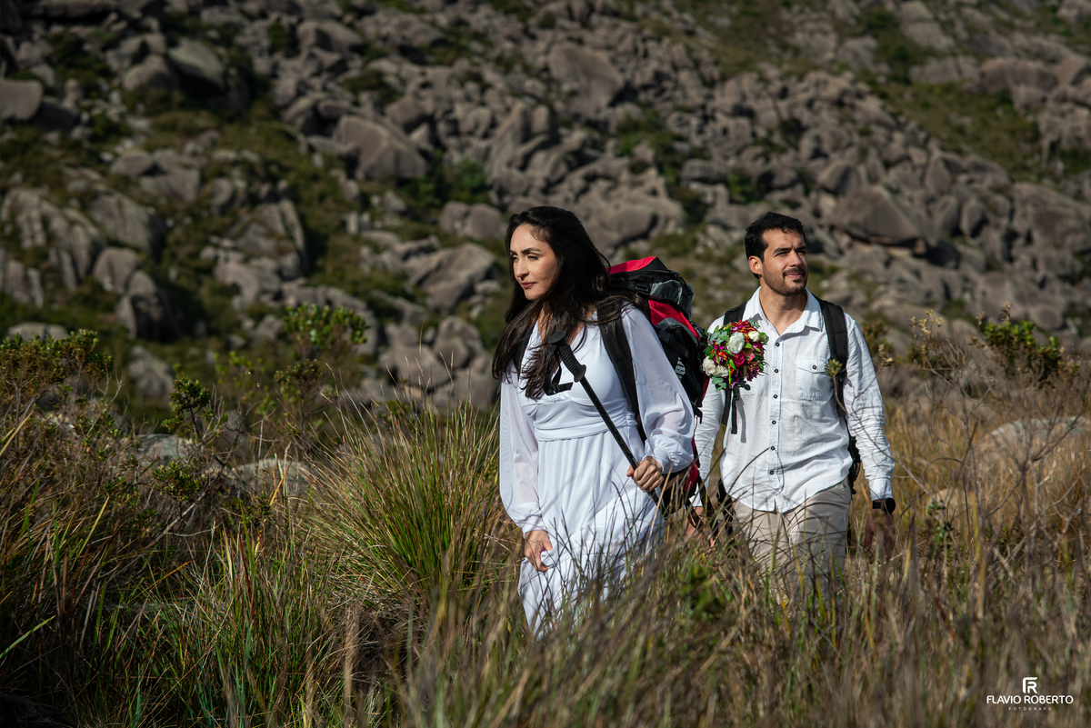 Casal admirando a paisagem durante ensaio pré wedding de aventura.