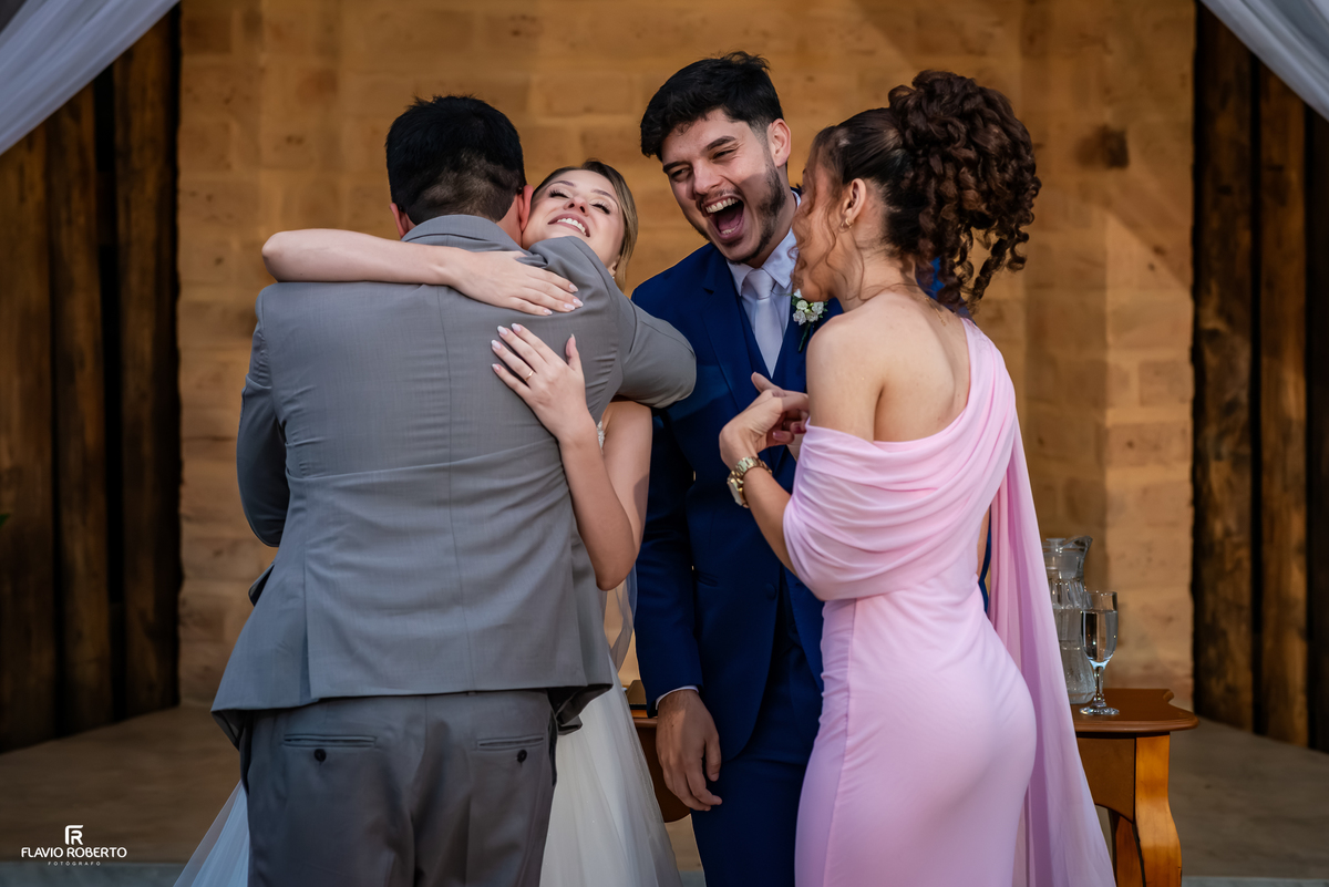 Abraço emocionante entre a noiva e seu pai durante a cerimônia de casamento no Espaço Aloha em Cruzeiro/SP.