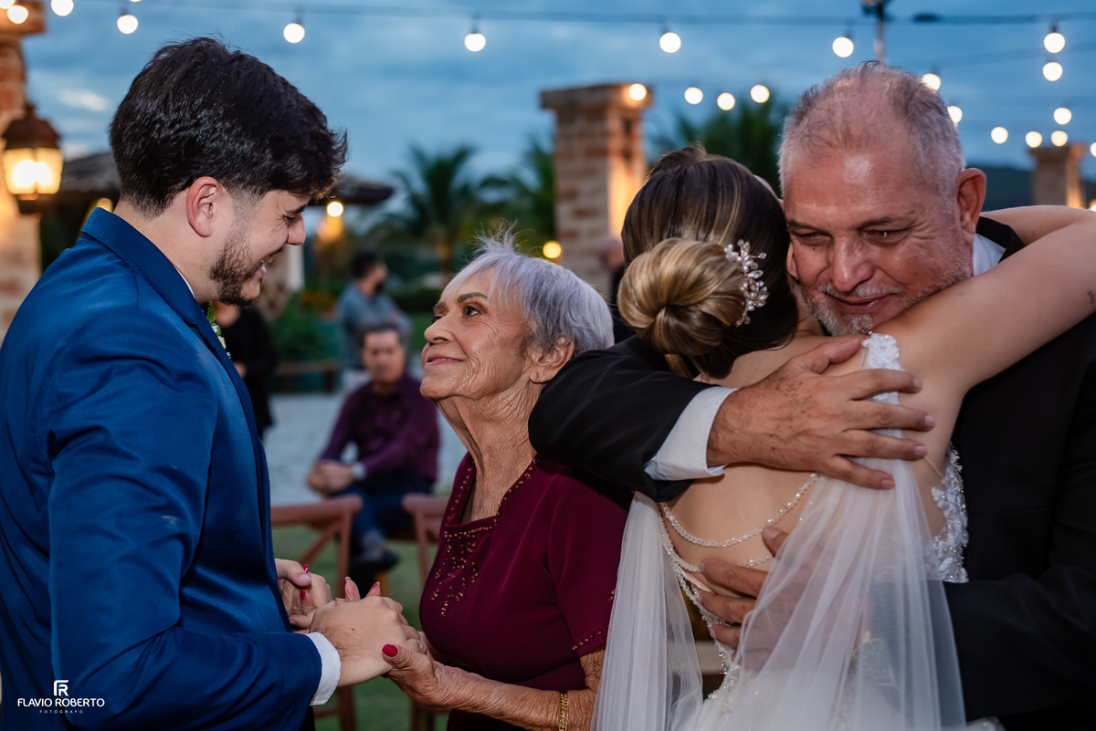 Pais abençoando os noivos durante a cerimônia de casamento no Espaço Aloha em Cruzeiro/SP.