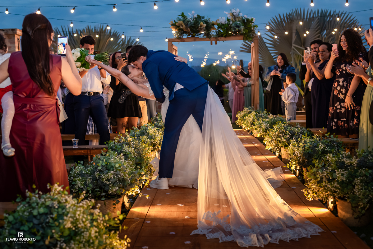 Primeiro beijo dos noivos Júlia e Victor durante a cerimônia de casamento no Espaço Aloha em Cruzeiro/SP.
