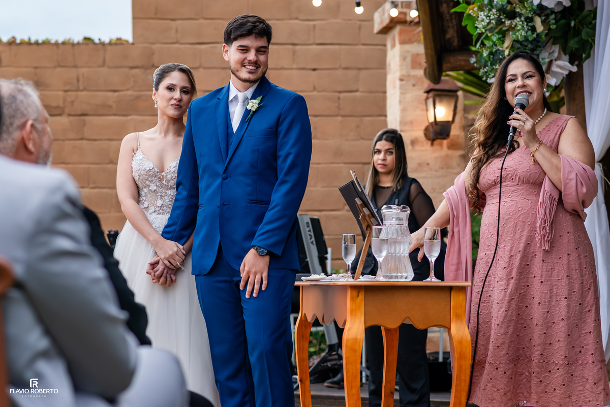Celebrante conduzindo a cerimônia de casamento de Júlia e Victor no Espaço Aloha em Cruzeiro/SP.