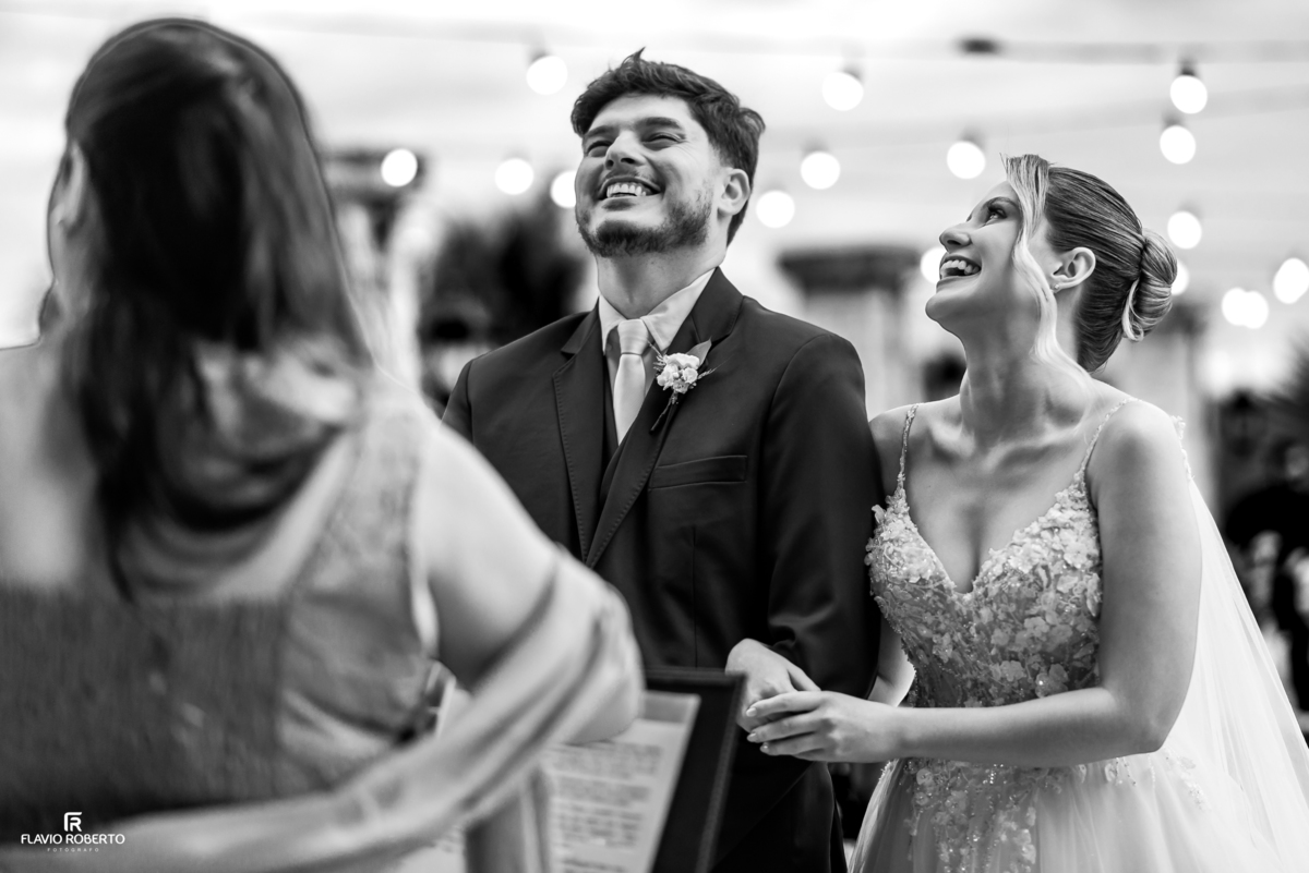 Emoção dos noivos Júlia e Victor durante a cerimônia de casamento no Espaço Aloha em Cruzeiro/SP.
