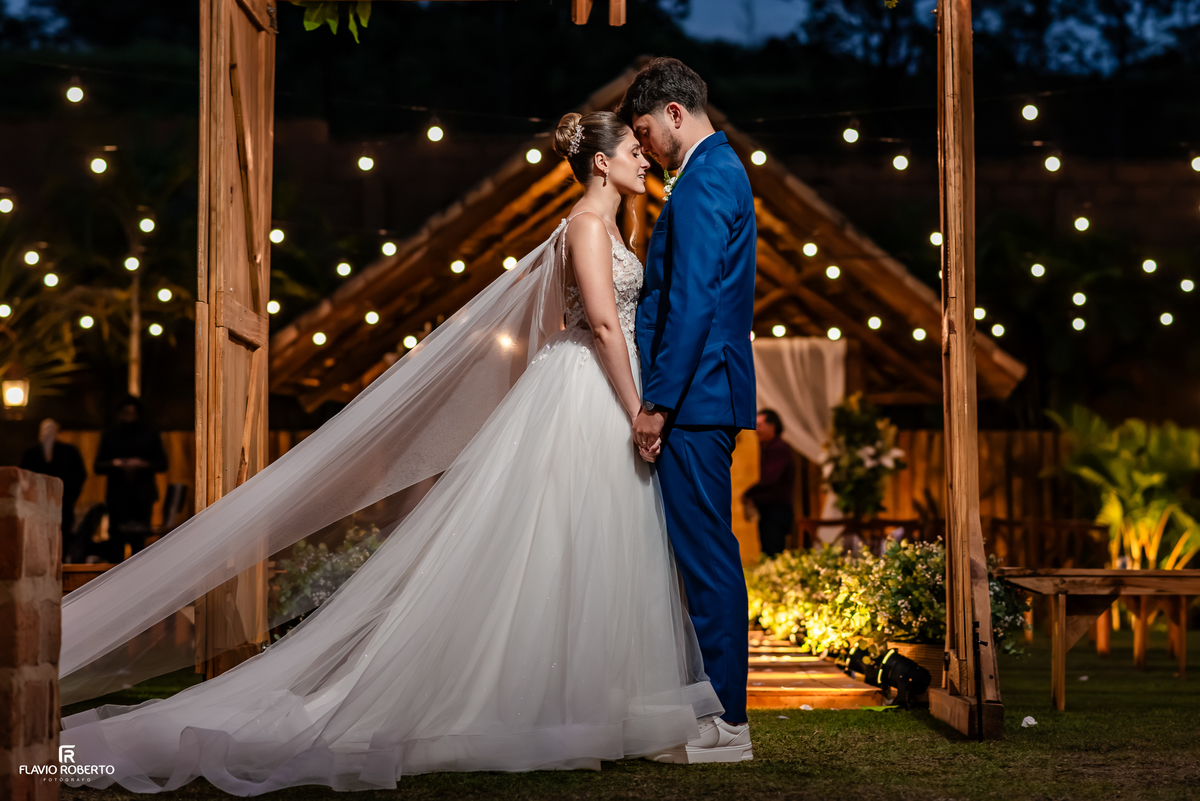 Ensaio noturno do casal em frente ao Espaço Aloha após a cerimônia de casamento.
