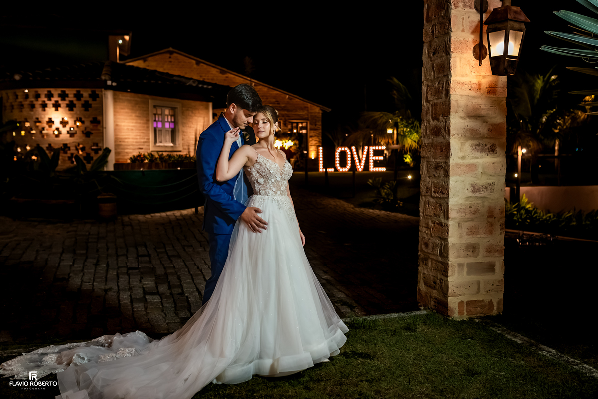 Fotografia noturna da cerimônia de casamento ao ar livre no Espaço Aloha em Cruzeiro/SP.