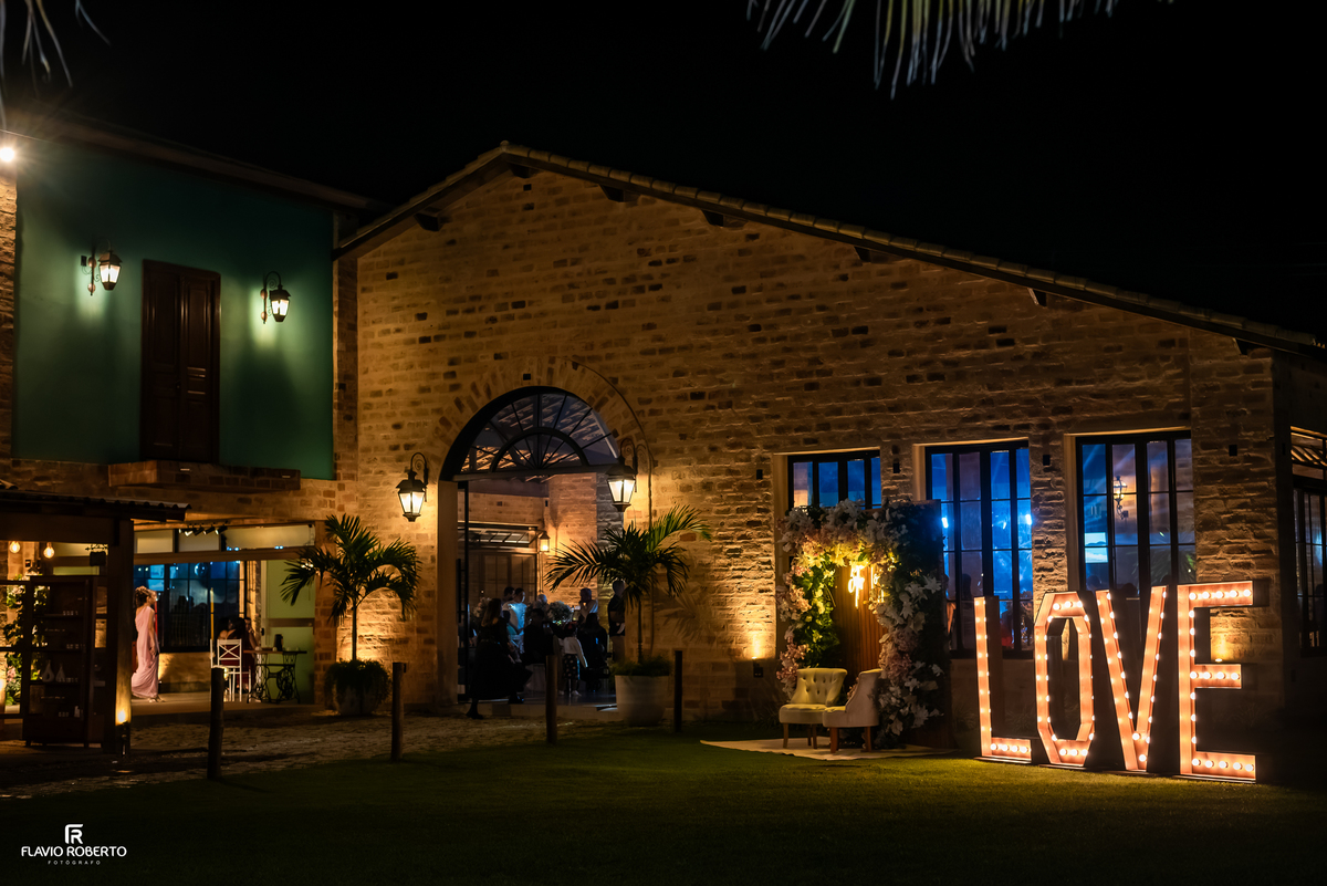 Fachada iluminada do Espaço Aloha preparada para casamento em Cruzeiro/SP.