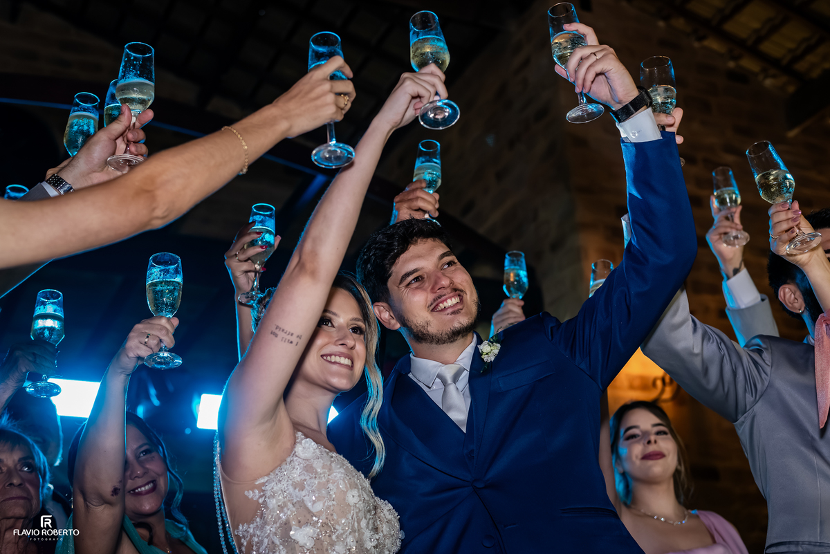 Brinde dos noivos durante a recepção do casamento no Espaço Aloha em Cruzeiro/SP.
