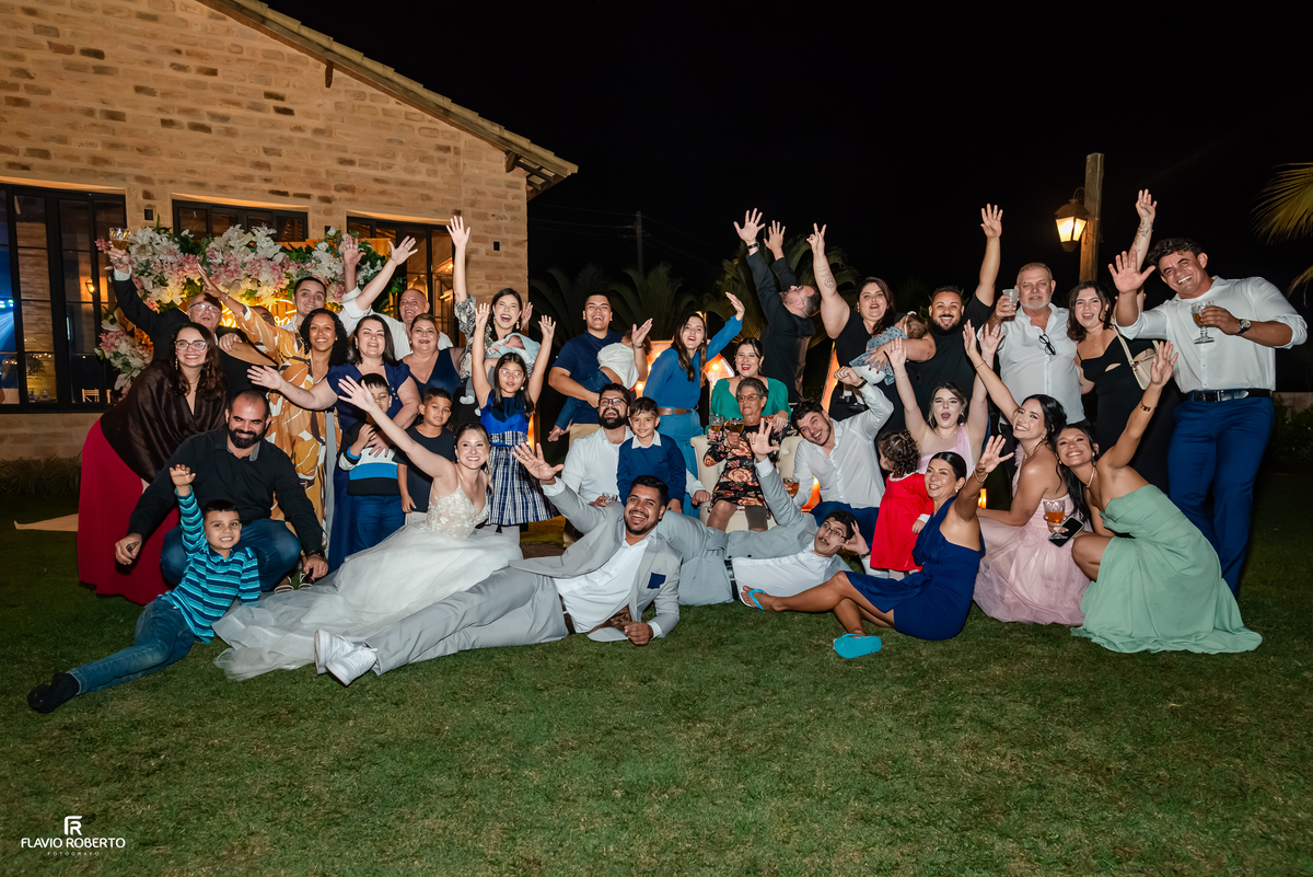 Noivos posam em frente ao letreiro LOVE após o casamento no Espaço Aloha em Cruzeiro/SP.