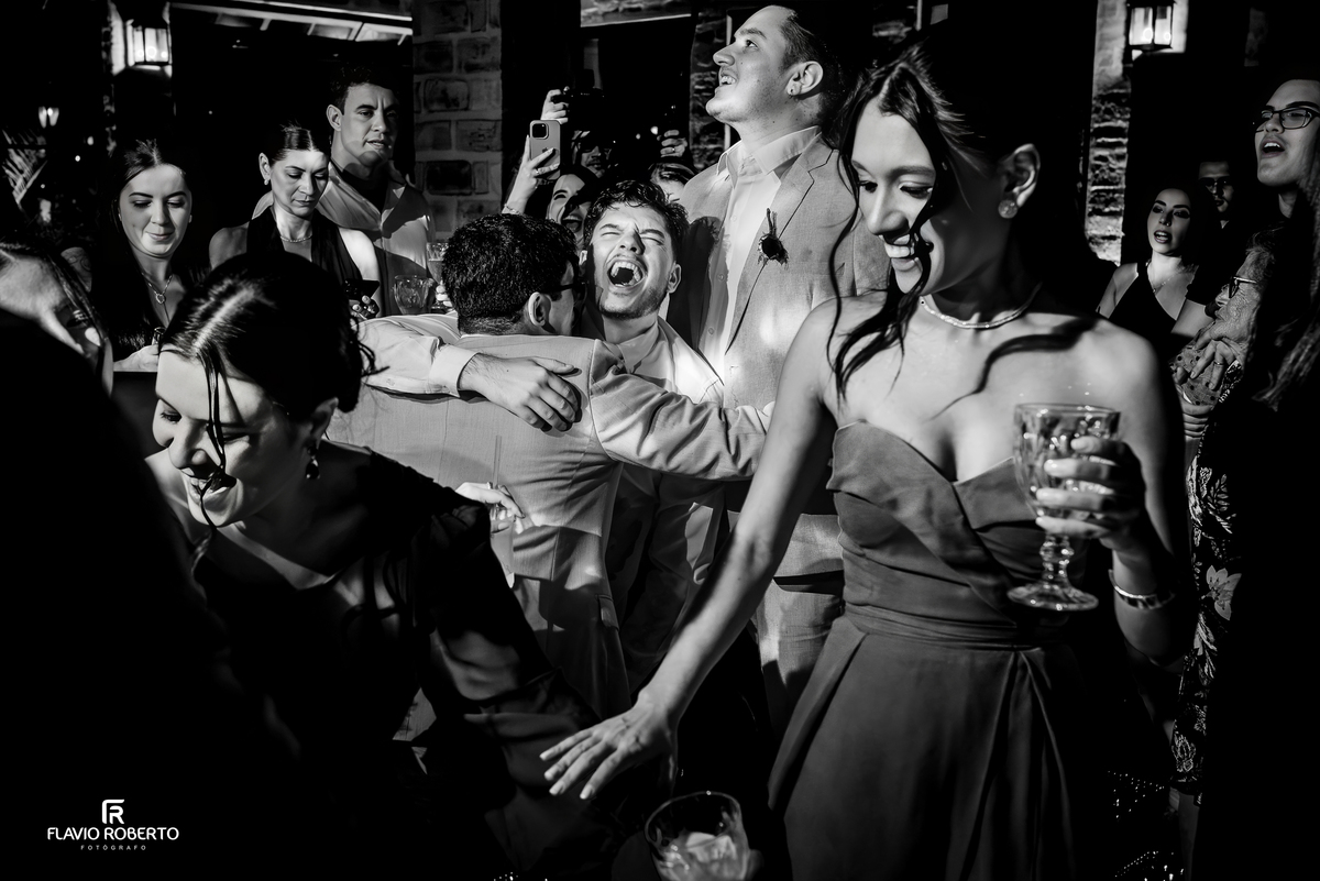Momento espontâneo de alegria registrado na pista de dança durante o casamento no Espaço Aloha.