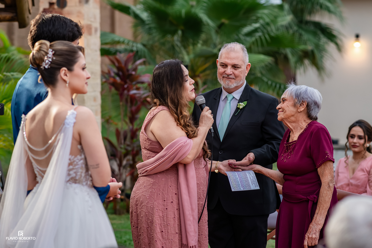Familia presta homenagem emocionante durante a cerimônia de casamento ao ar livre no Espaço Aloha em Cruzeiro/SP.