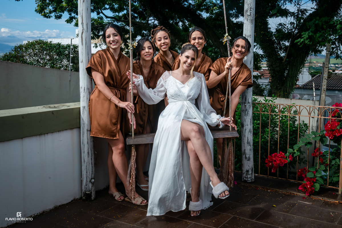Noiva Júlia com suas madrinhas antes da cerimônia de casamento no Espaço Aloha em Cruzeiro/SP.