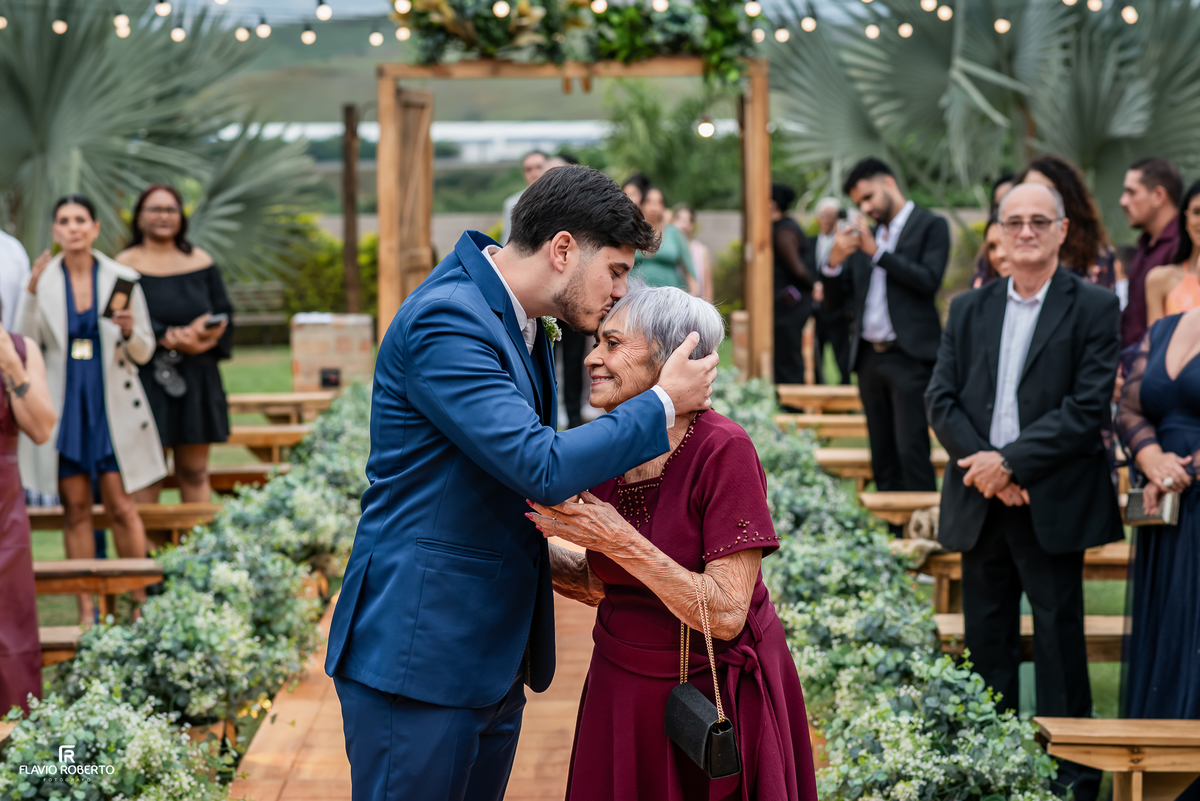 Noivo Victor beijando a avó antes da cerimônia de casamento no Espaço Aloha em Cruzeiro/SP.