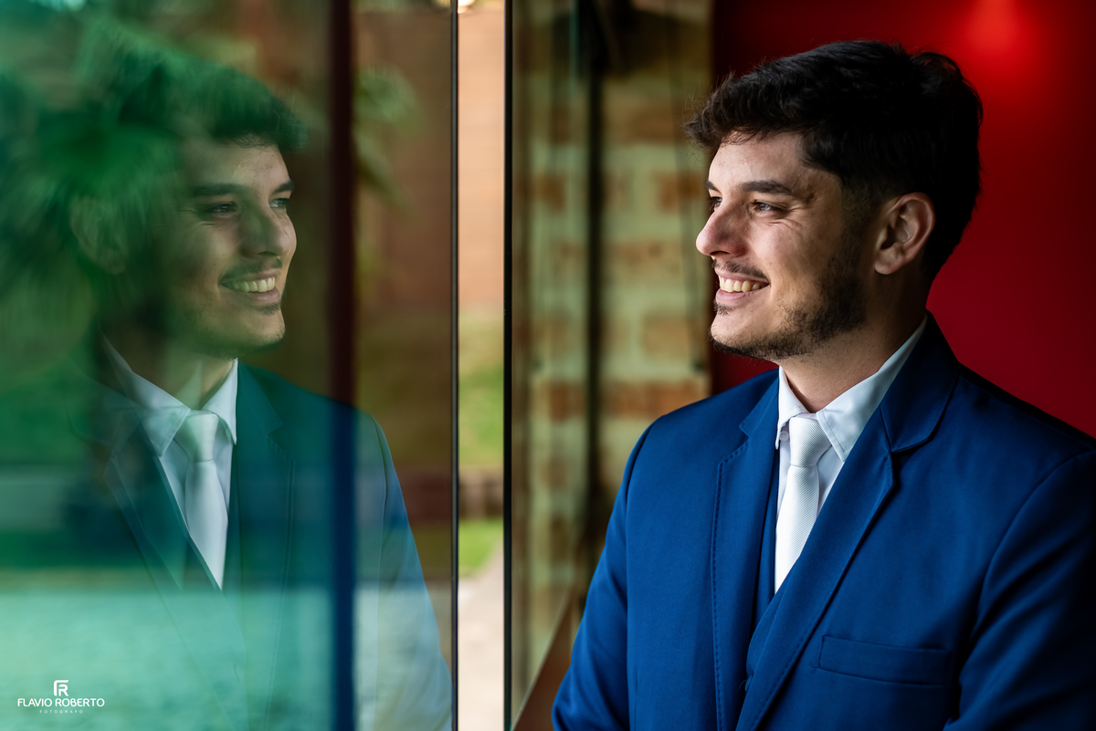 Retrato do noivo Victor em luz natural antes da cerimônia de casamento no Espaço Aloha em Cruzeiro/SP.