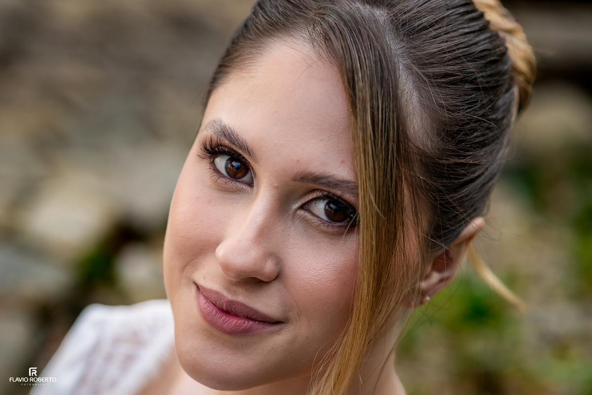 Retrato da noiva Júlia durante os preparativos do casamento ao ar livre no Espaço Aloha em Cruzeiro/SP.