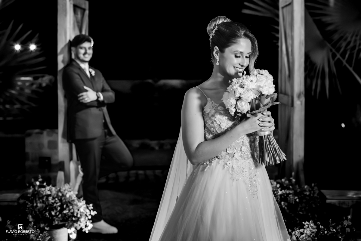 Retrato artístico em preto e branco dos noivos durante o casamento no Espaço Aloha.