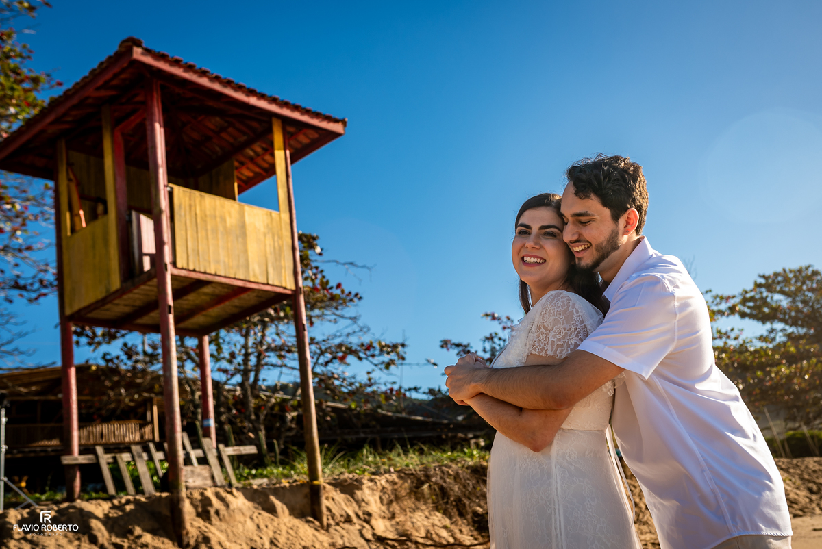 Casal abraçado sorrindo durante ensaio pré wedding na Praia Vermelha do Norte, em Ubatuba.
