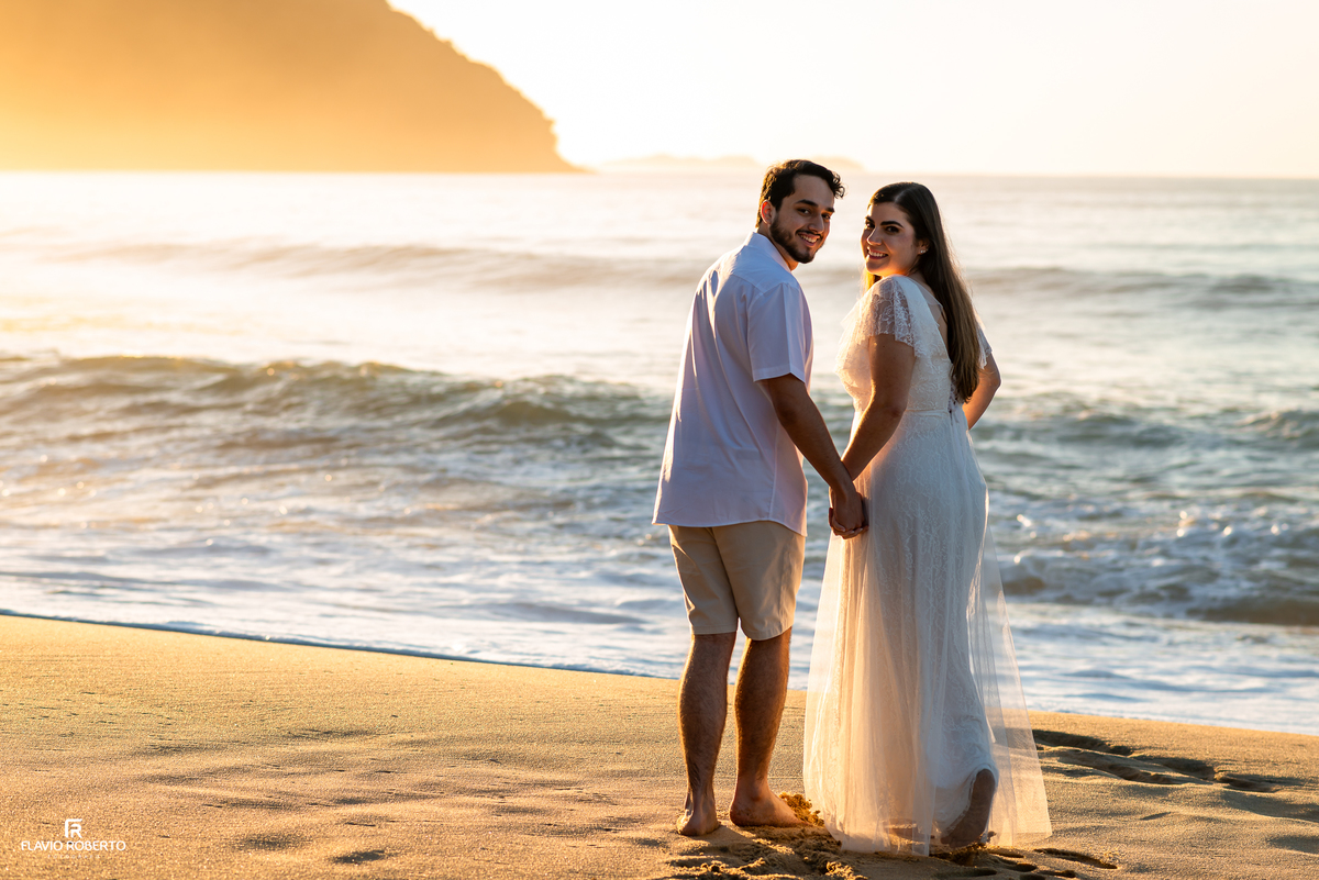 Natália e Kauan caminhando pela praia durante ensaio fotográfico em Ubatuba.