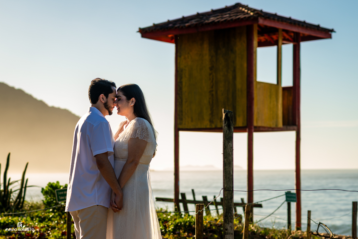Casal de noivos de mãos dadas em ensaio pré wedding na Praia Vermelha do Norte, em Ubatuba.